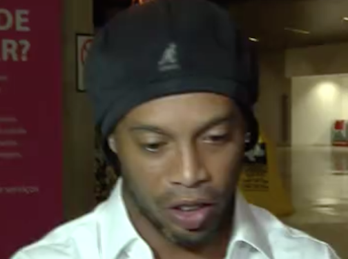 Ronaldinho e irmão admitem delito, mas se livram de acusação de promotoria