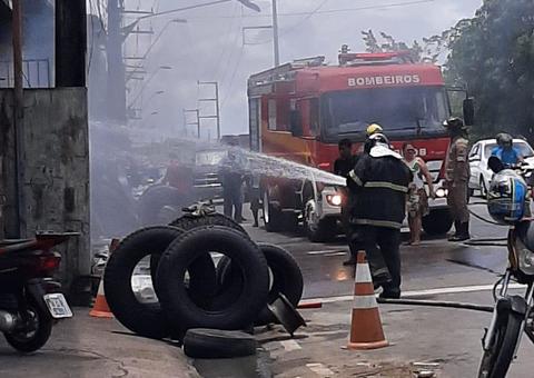 Sucataria pega fogo e assusta moradores na zona Leste de Manaus