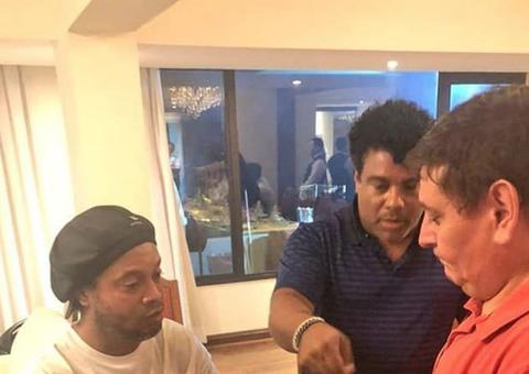 Ronaldinho tinha passaporte original com dados falsos, diz MP