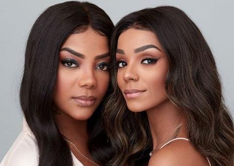 Ludmilla e esposa se beijam em foto de fio-dental na cachoeira