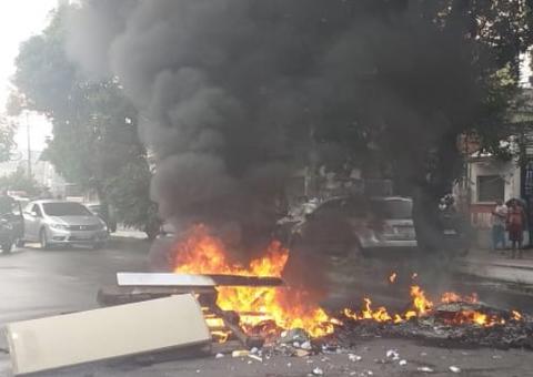 Populares fecham avenida de Manaus em protesto por falta de pagamento de auxílio-aluguel 