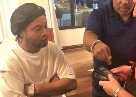 Justiça nega pedido, e Ronaldinho continuará investigado no Paraguai
