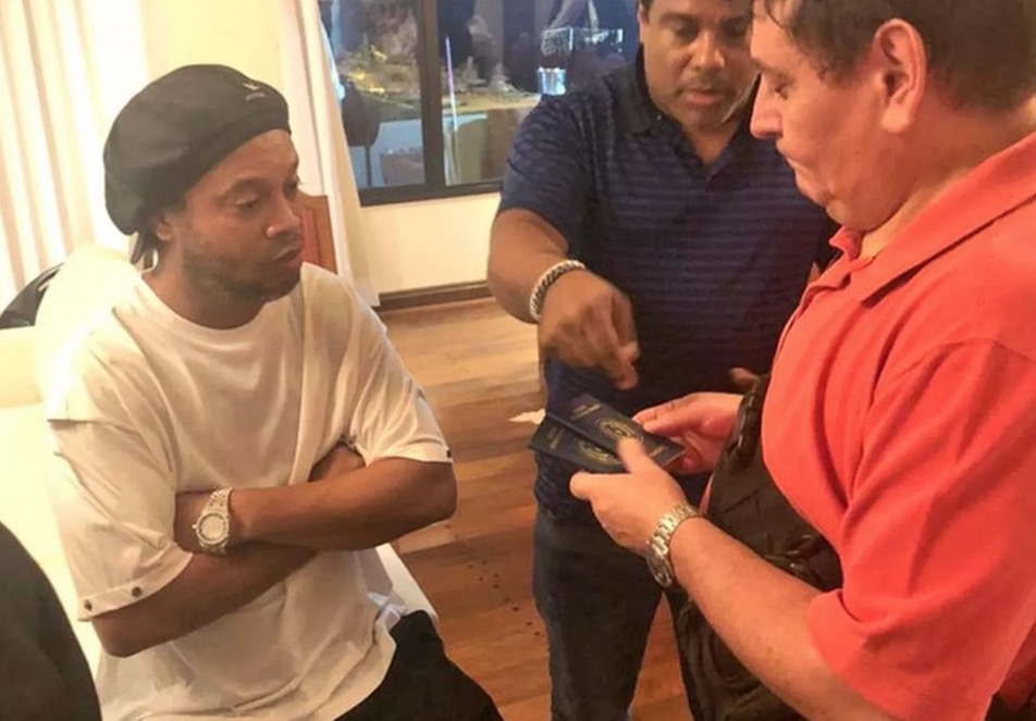 Justiça nega pedido, e Ronaldinho continuará investigado no Paraguai