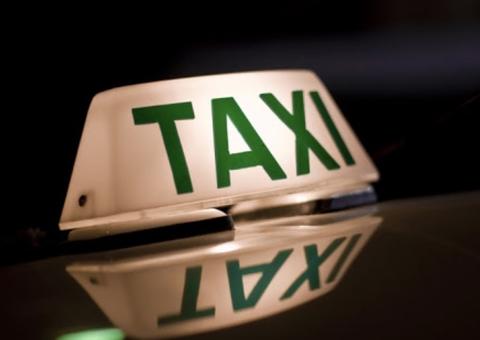 Taxista é encontrado morto com dois tiros dentro de carro em posto de gasolina