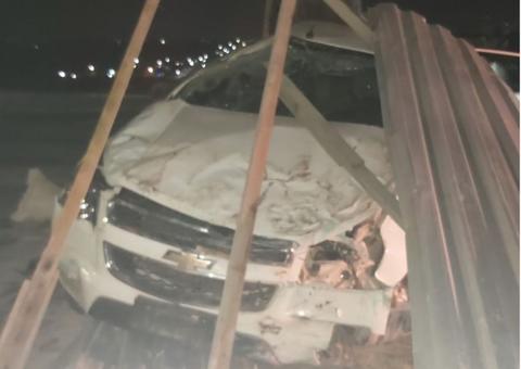 Em Manaus, homem fica ferido após carro desgovernado despencar de avenida