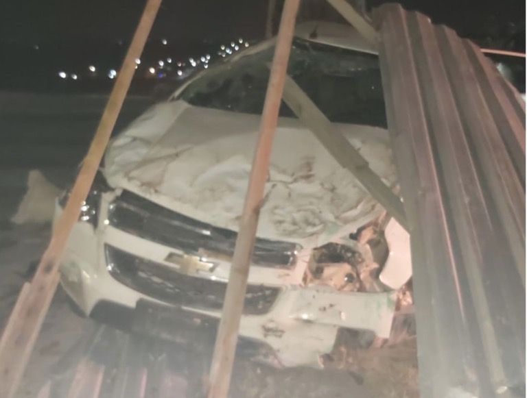 Em Manaus, homem fica ferido após carro desgovernado despencar de avenida