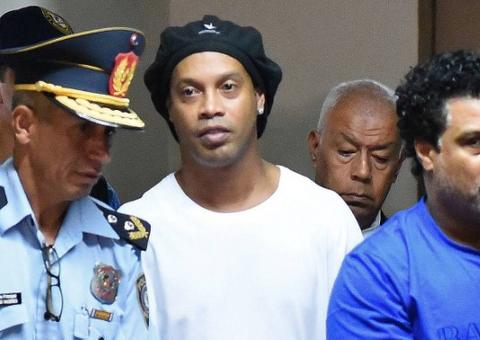 Ronaldinho Gaúcho chega algemado para audiência no Paraguai