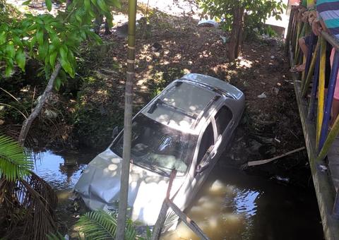 Motorista perde o controle do carro e cai em igarapé de Manaus 