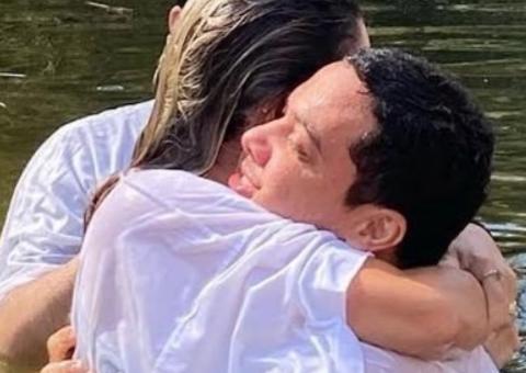 'Minha vida é de Jesus', diz Wesley Safadão ao ser batizado nas águas do rio Jordão