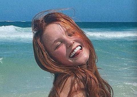 Larissa Manoela mostra corpão em dia de praia com namorado 