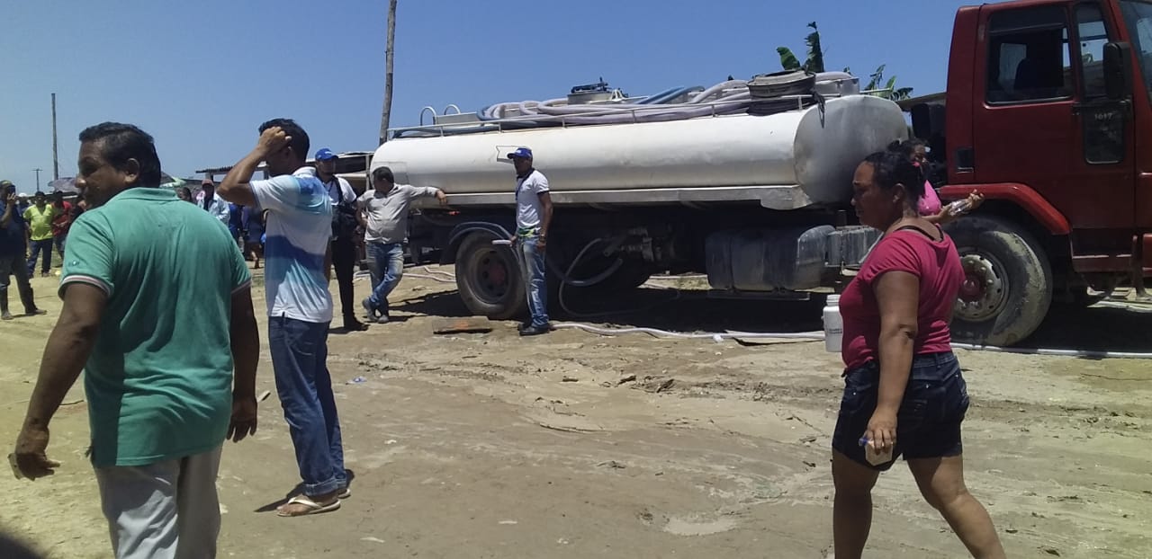 Moradora do Monte Horebe banha filho em caminhão-pipa após dias sem água 