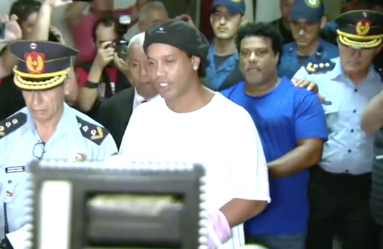 Justiça do Paraguai decide manter Ronaldinho Gaúcho e irmão presos