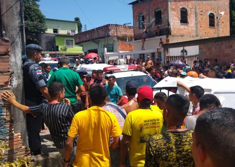 Adolescentes de 14 e 15 anos apanham de populares após arrastão em Manaus 