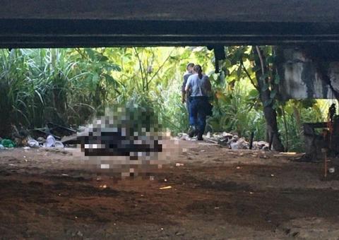 Morto a golpes de terçado, homem é encontrado embaixo de ponte em Manaus