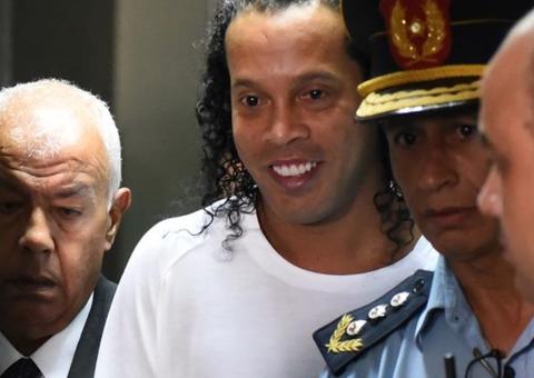 Ronaldinho não sabe que cometeu um delito, ele é tonto, diz advogado
