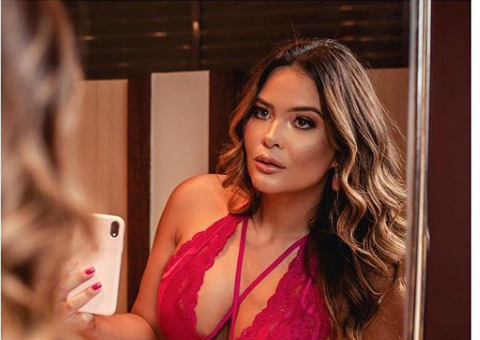 De volta às redes sociais, Geisy Arruda sensualiza de biquíni e deixa à mostra marquinha de bronze