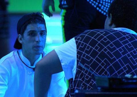 BBB20: Durante festa, Babu aconselha Prior: 'São muito falsas'