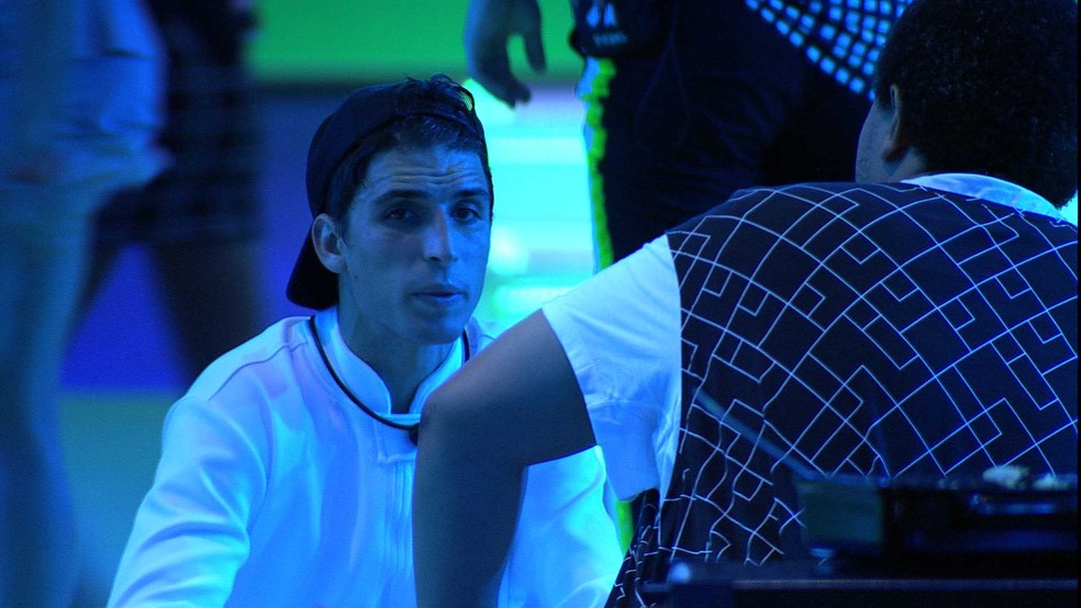 BBB20: Durante festa, Babu aconselha Prior: 'São muito falsas'