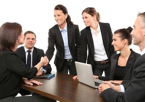 Mulheres com ensino superior ainda ganham menos que os homens