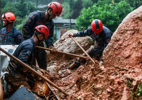 Aumenta para 40 os mortos em tragédia na Baixada Santista