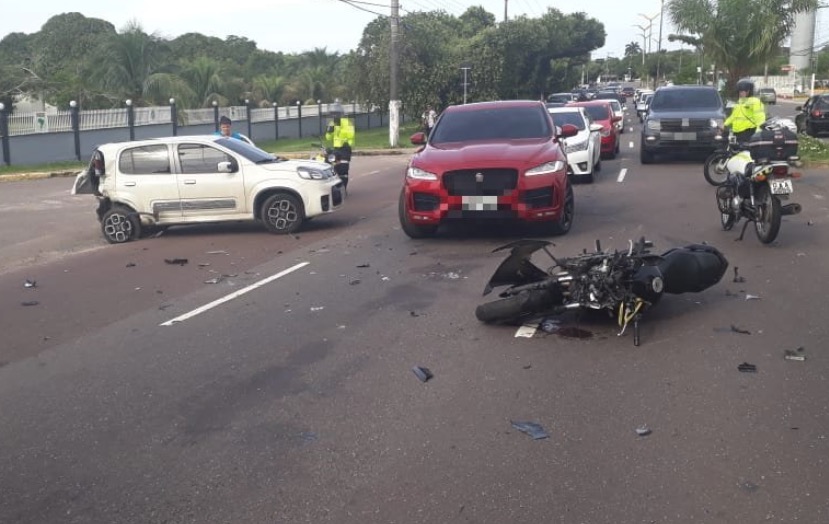 Acidente grave deixa condutor ferido e moto em pedaços em avenida de Manaus