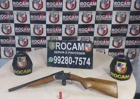 'Desfilando' com espingarda em rua, homem é flagrado e preso em Manaus