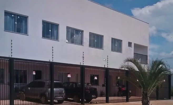 Criança de 4 anos desaba sobre carro após ser deixada sozinha em apartamento