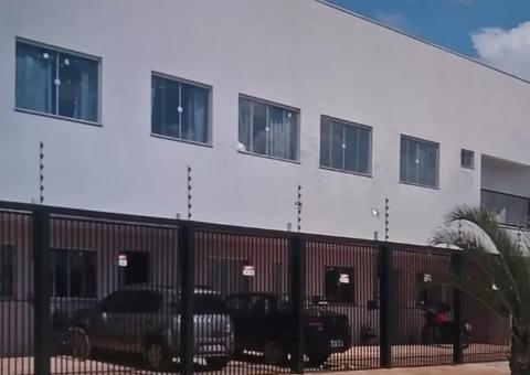 Criança de 4 anos desaba sobre carro após ser deixada sozinha em apartamento