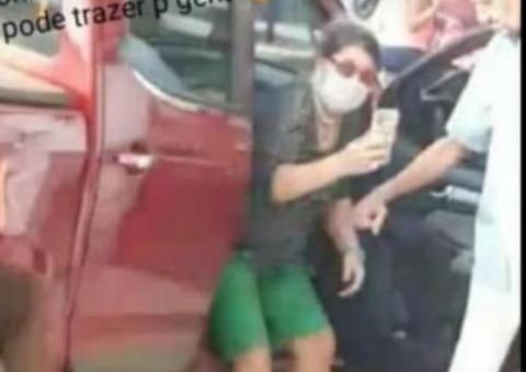 Roberta Miranda chega no Amazonas usando máscara contra Coronavírus e fã ironiza   