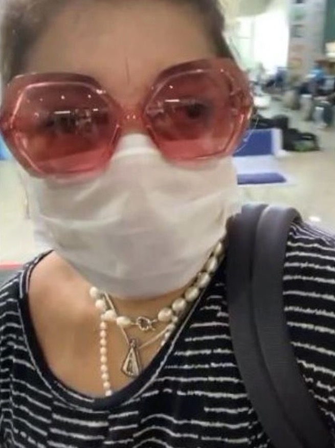 Roberta Miranda chega no Amazonas usando máscara contra Coronavírus e fã ironiza   