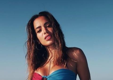 Anitta puxa biquíni e dá 'viradinha' em viagem de luxo com novo namorado