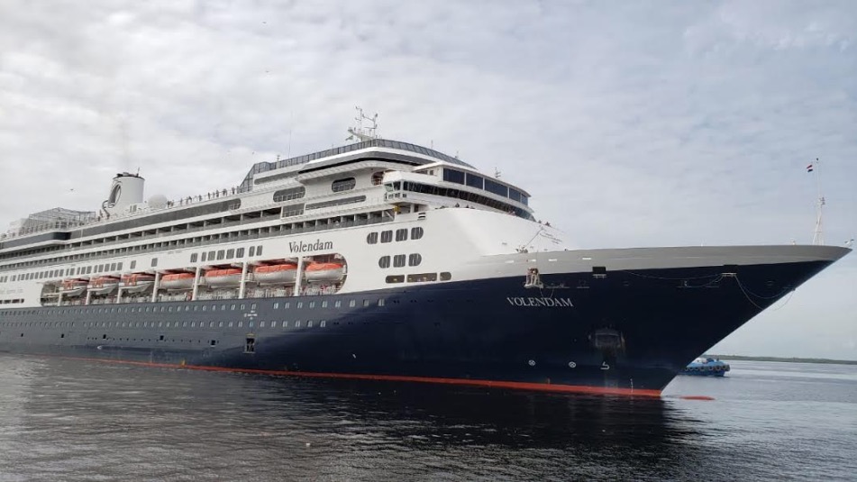 M/S Volendam atraca no porto de Manaus com mais de 2 mil turistas