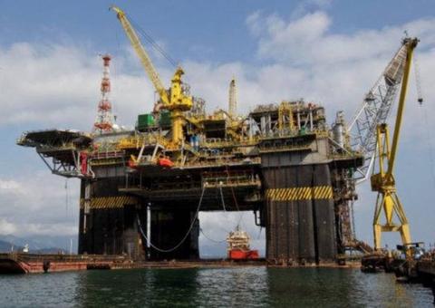 Petróleo abre em queda de mais de 30%, maior tombo desde a Guerra do Golfo