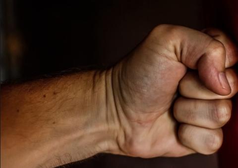  Assaltante é arrancado de motocicleta e apanha até desmaiar em Manaus