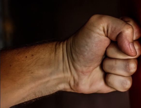  Assaltante é arrancado de motocicleta e apanha até desmaiar em Manaus