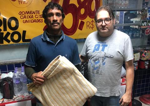 Morador de rua emociona ao doar cobertores às vítimas de temporal