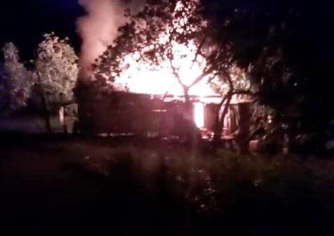 Homem tem casa incendiada após assassinar 'amigo' no Amazonas