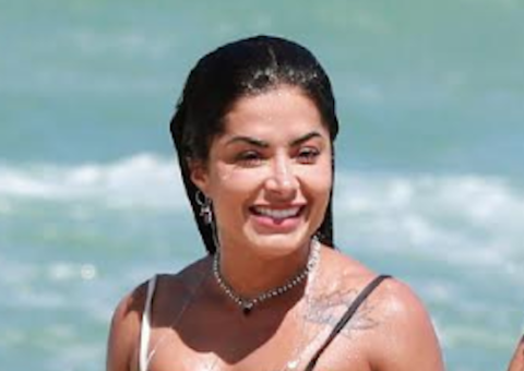 De biquíni minúsculo, Aline Riscado exibe corpão em praia do RJ  