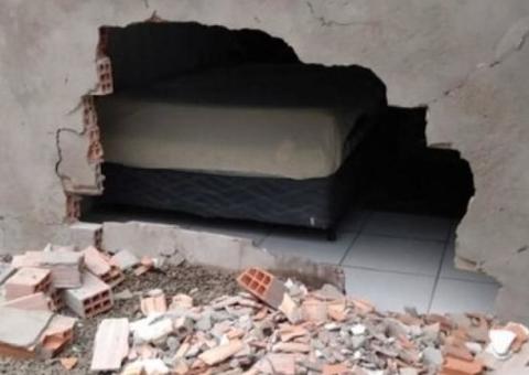 Carro invade residência e atinge casal que estava dormindo