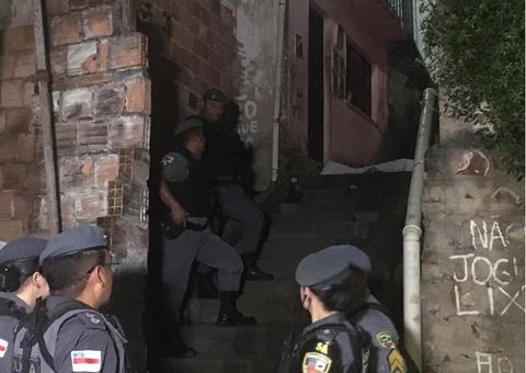 Jovem é executado com tiros na cabeça em rua da Compensa