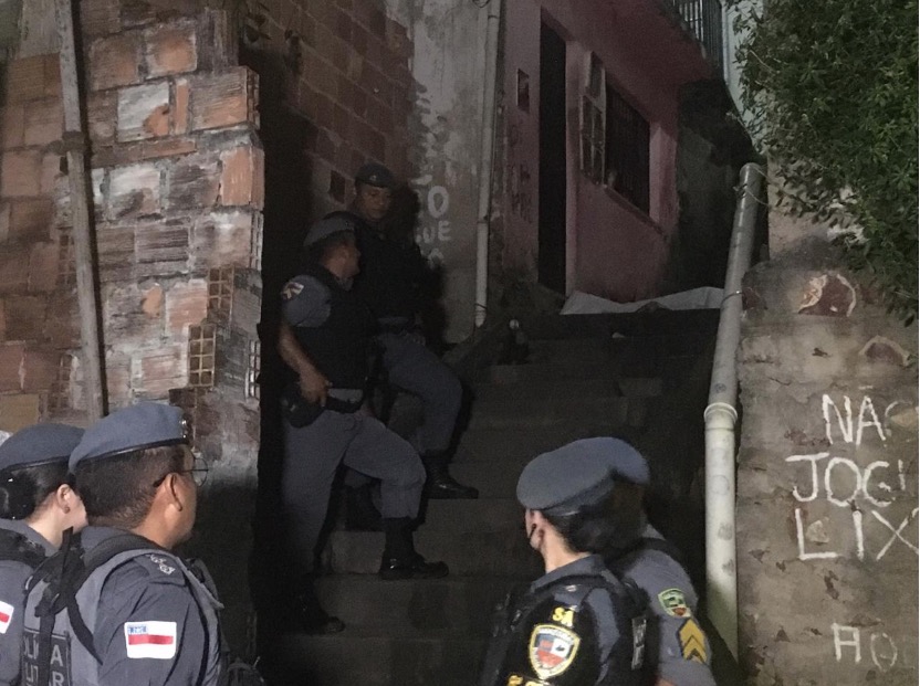 Jovem é executado com tiros na cabeça em rua da Compensa