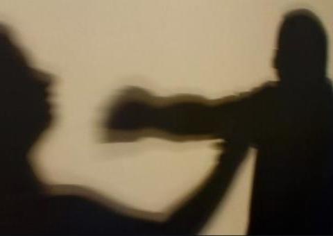 Homem se 'enche de cachaça’, destrói casa e agride a esposa em Manaus