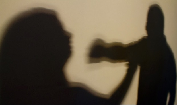 Homem se 'enche de cachaça’, destrói casa e agride a esposa em Manaus