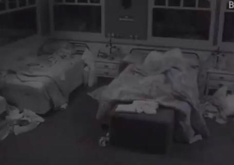 Debaixo do edredom com Marcela, Daniel diz que 'não consegue' e web reage: 'brochou'