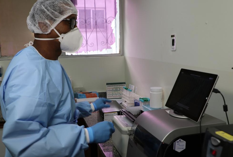 Laboratório no Amazonas começa a realizar testes para diagnóstico do novo coronavírus 