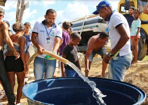Cosama leva água para moradores do Monte Horebe 
