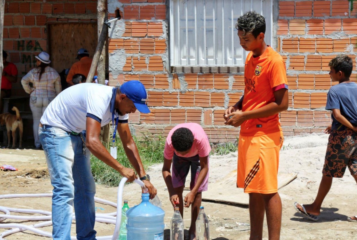 Cosama leva água para moradores do Monte Horebe 