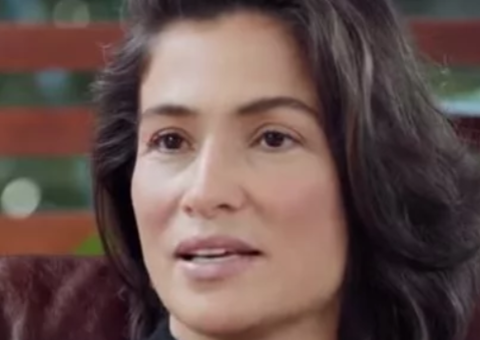 Em foto rara, Renata Vasconcellos posa com a irmã gêmea