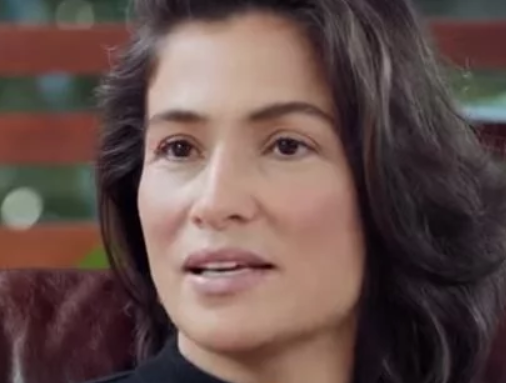 Em foto rara, Renata Vasconcellos posa com a irmã gêmea