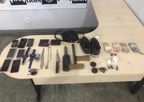 Usando farda escolar, mulher é presa suspeita de fazer arrastão no ônibus 418 em Manaus 